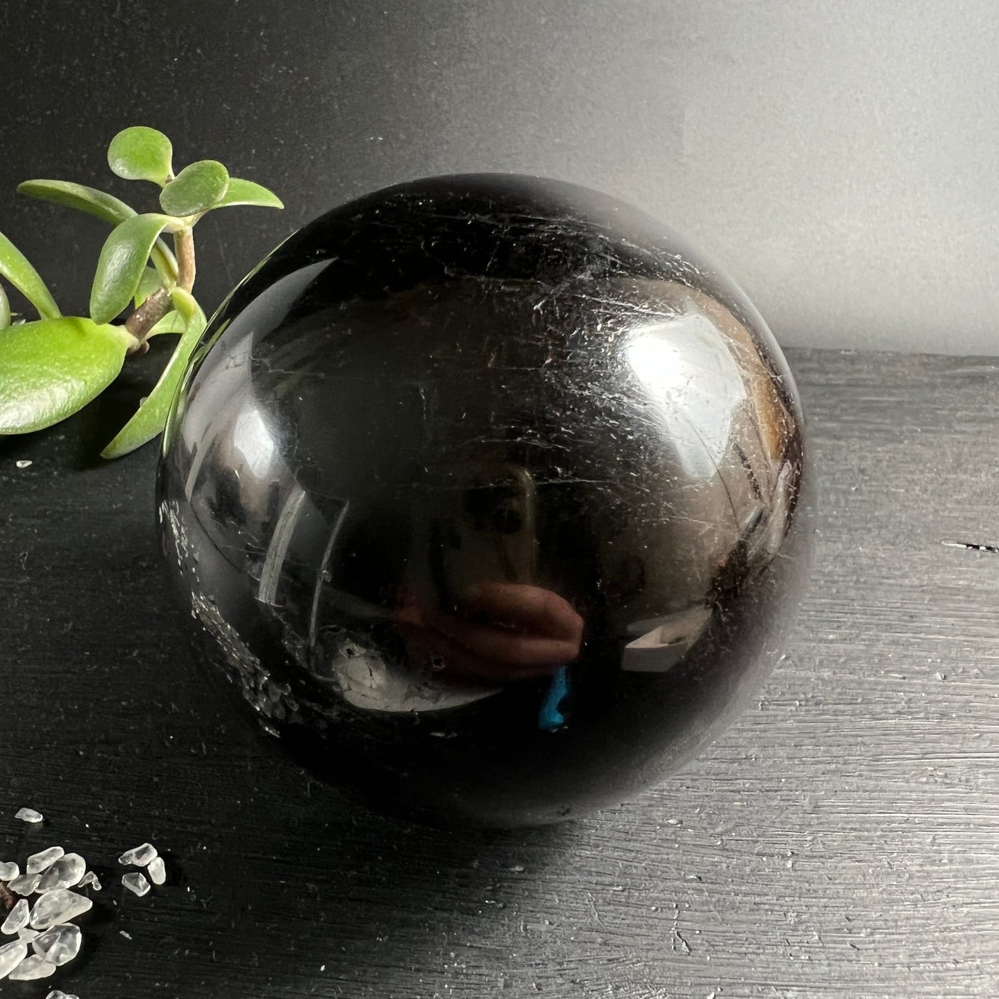 Schwarzer Turmalin Kugel 73mm, tiefschwarz-glänzend mit feinen silbrigen Kratzern, spiegelnde Oberfläche | Happy Minerals