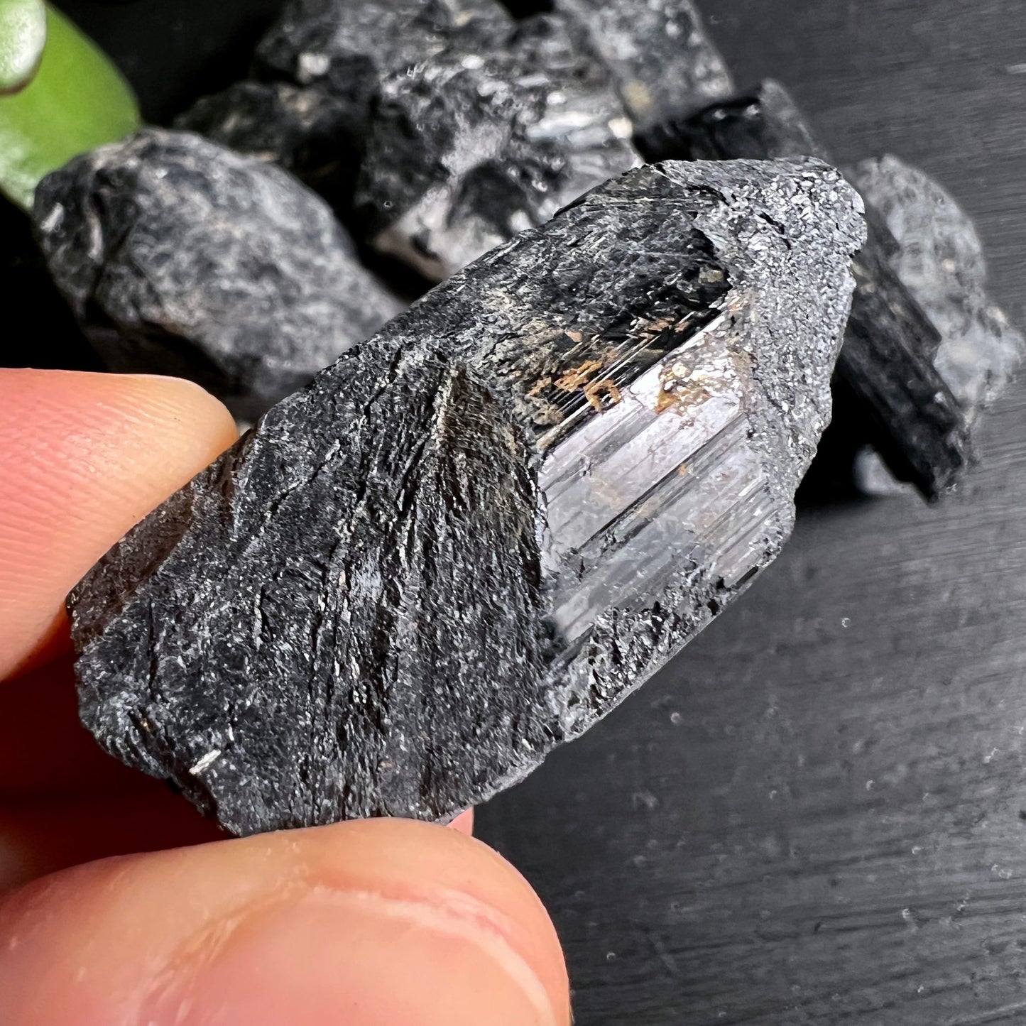 Schwarzer Turmalin Rohstein | prismatische Form | silbrige Glanzstellen | Hand | Brasilien | Happy Minerals