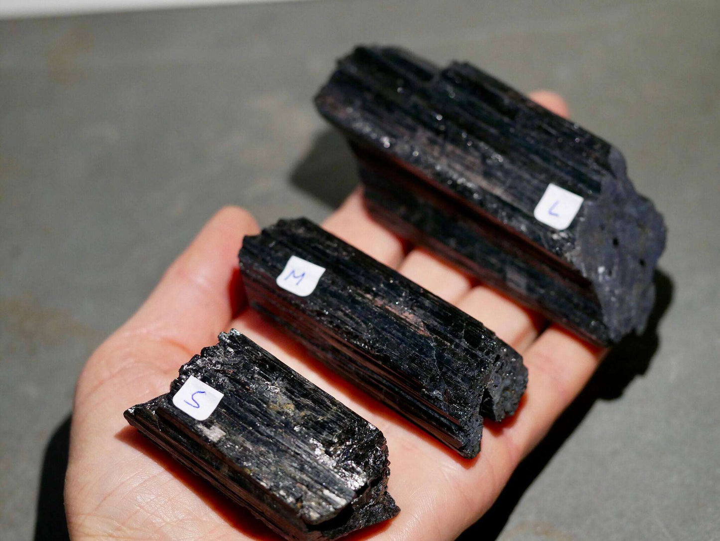schwarzer-turmalin-schoerl-roh-kristall-happy-minerals