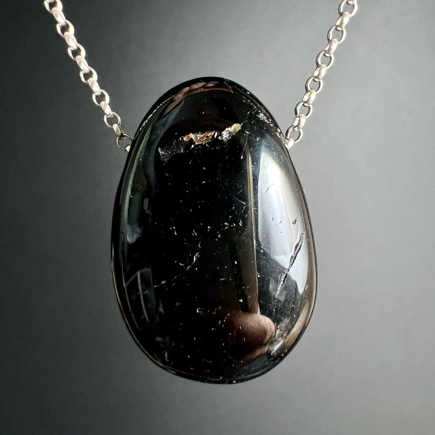 Schwarzer Turmalin Tropfen | silberne Kette | Nahaufnahme | tiefes Schwarz | goldene Einschlüsse | Happy Minerals