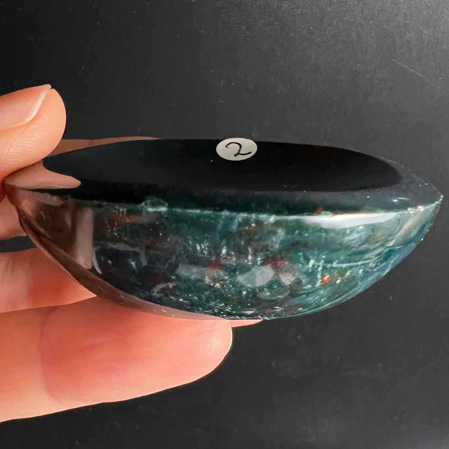 Sea Jasper Schale Variante 2 | Seitenansicht | türkis & Rot | glänzend poliert | Handgröße | Happy Minerals