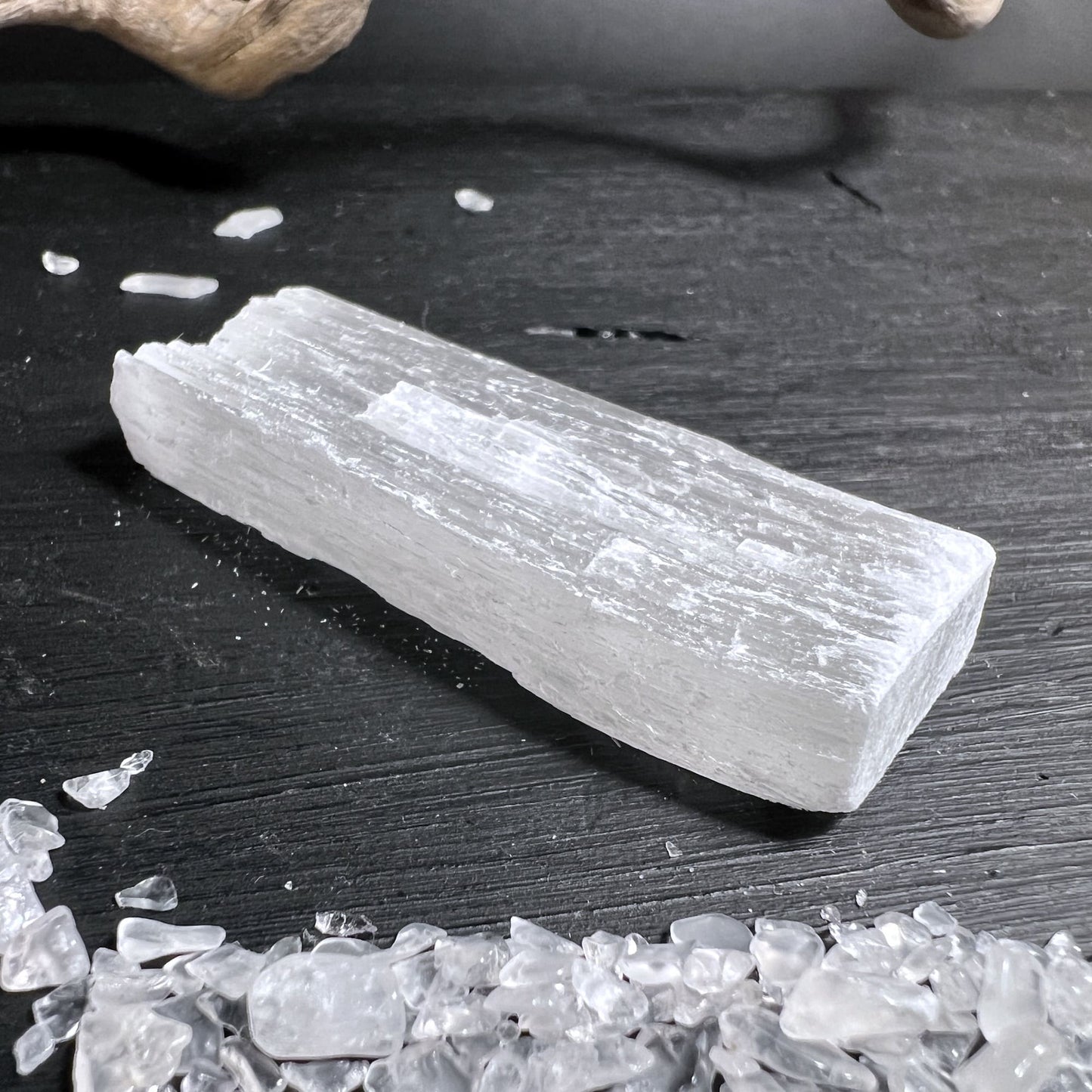 Detailaufnahme Selenitstab mit Lichtreflexen, reine Energie und Klarheit | Happy Minerals