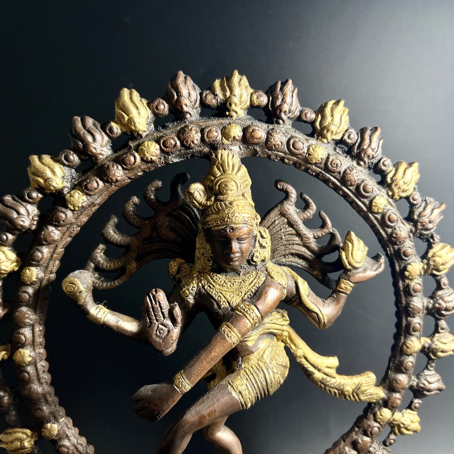 Nahaufnahme Flammenaura Shiva Nataraja Messing | Happy Minerals