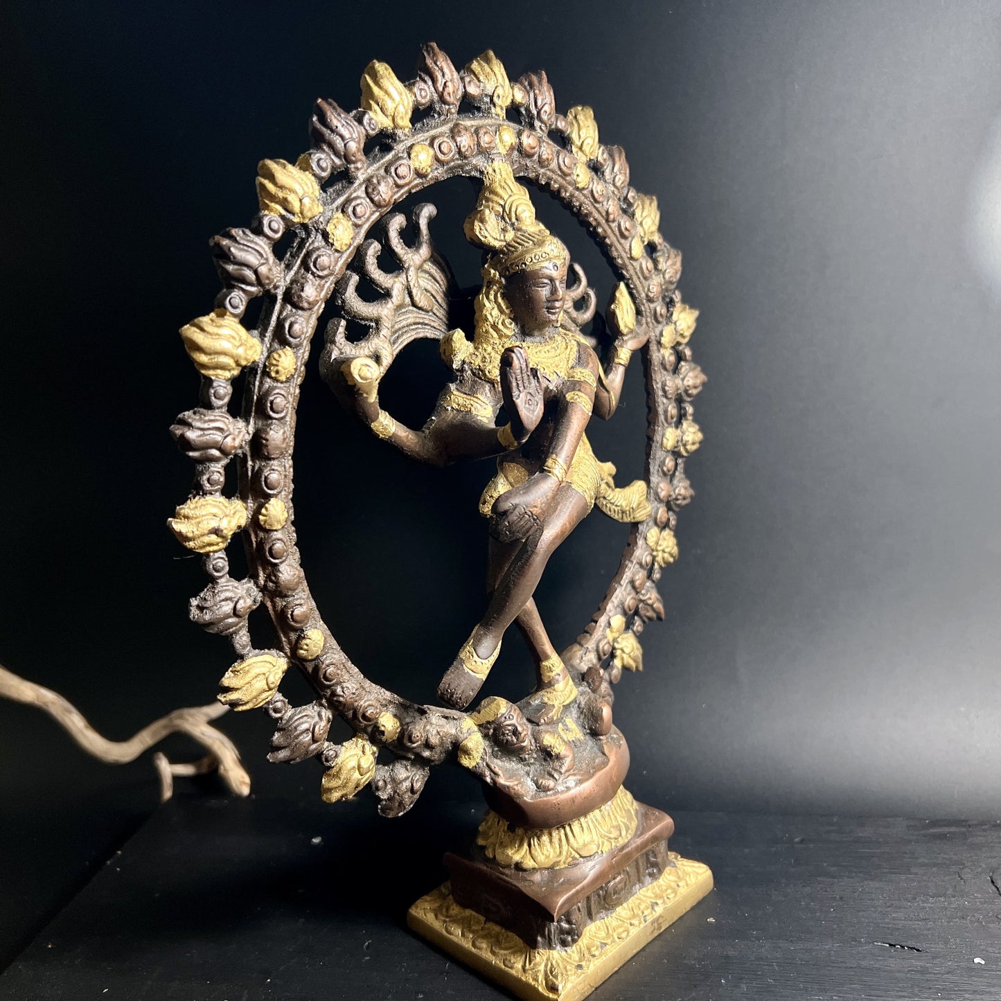 Seitliche Ansicht der Shiva Statue mit gold-kupferfarbenem Finish | Happy Minerals