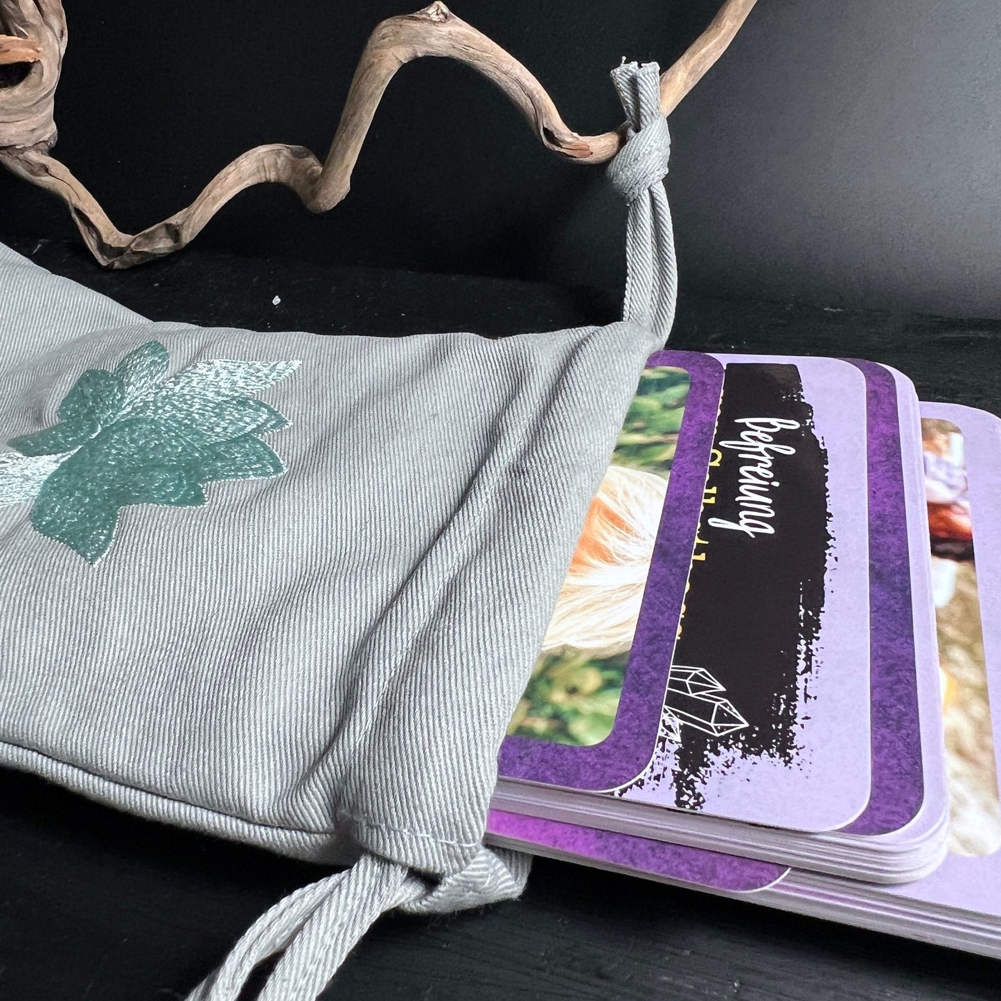 Offener Stoffbeutel | Tarot-Karten sichtbar | Lotus-Stickerei | praktischer Kordelzug | Happy Minerals