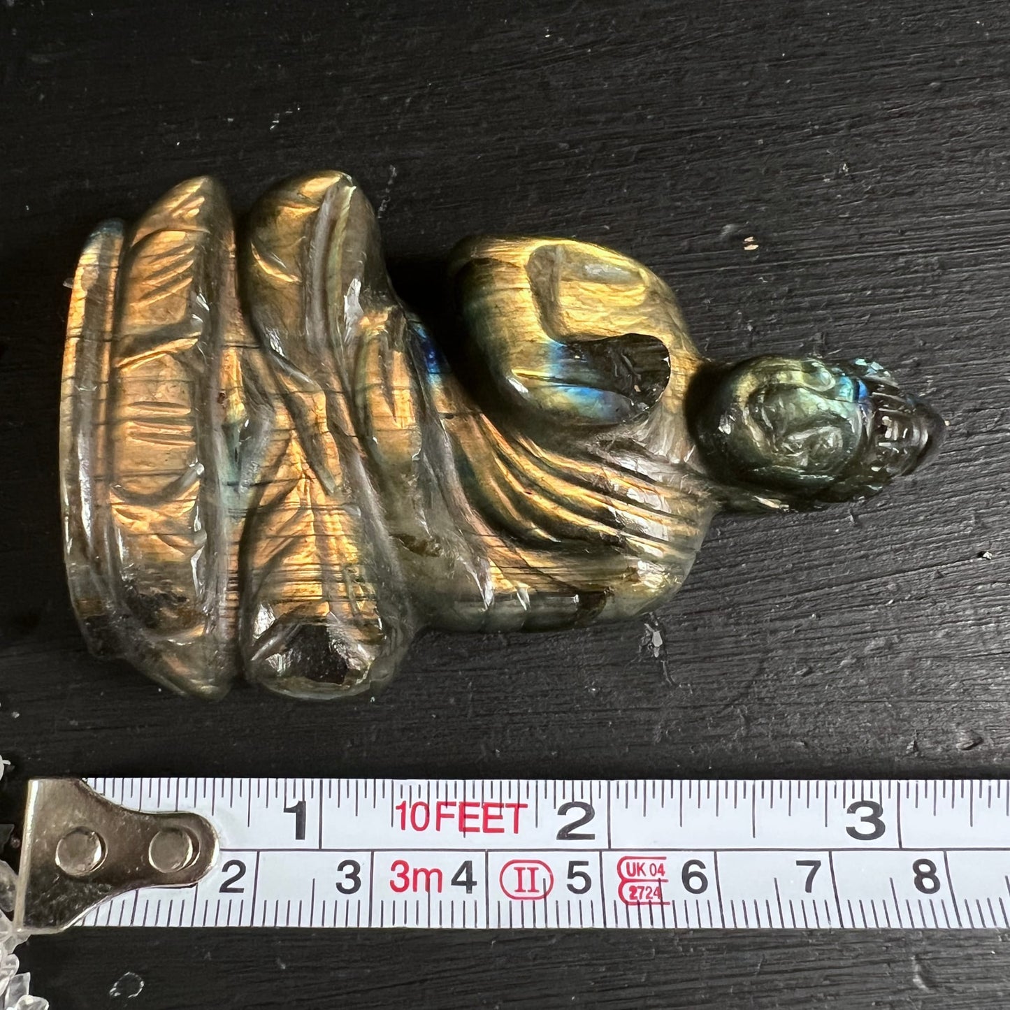 Sunset Labradorit Buddha | liegend mit Massband | ca. 8 cm gross | Madagaskar | Happy Minerals