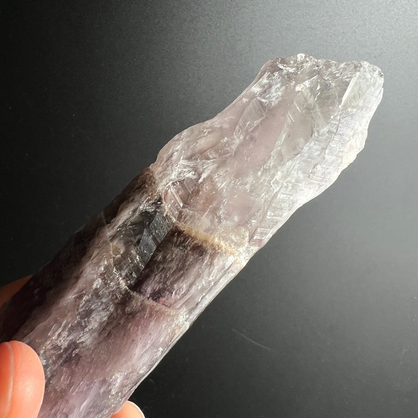 Super Seven Rohstein | transparente Seite | dunkler Cacoxenit-Einschluss | zarte Lila-Töne | Brasilien | Happy Minerals