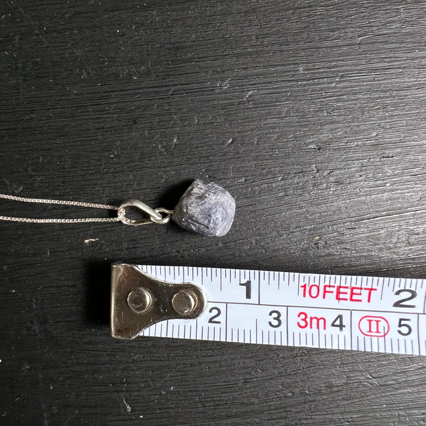 Tansanit Rohstein liegend | natürliche Oberfläche | violette Kristallstruktur | Sterling Silber | Happy Minerals