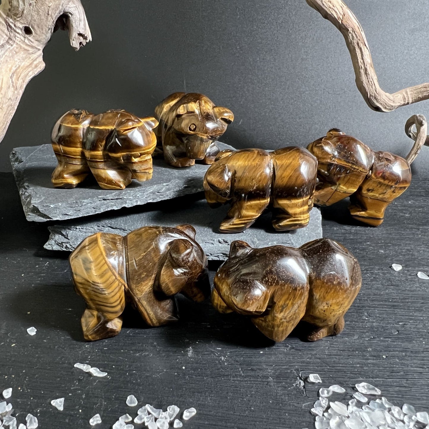 Tigerauge Bär 40mm, handgeschnitzt aus Naturstein, goldbrauner Glanz | Happy Minerals
Dateiname: tigerauge-baer-naturstein-afrika-happy-minerals