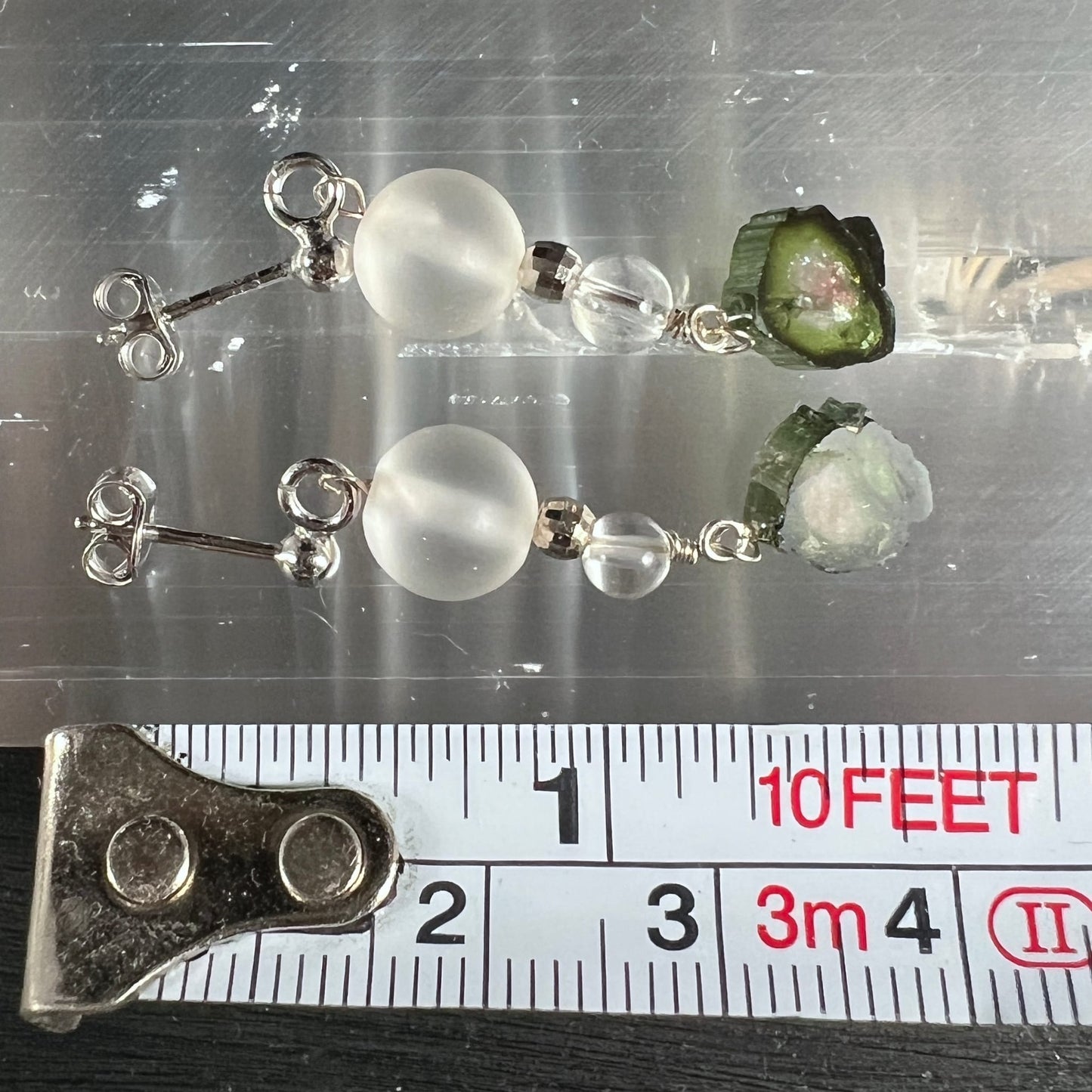 Maßstab mit Lineal | Größenangabe | Wassermelonenturmalin-Ohrstecker | Bergkristall-Details | Happy Minerals