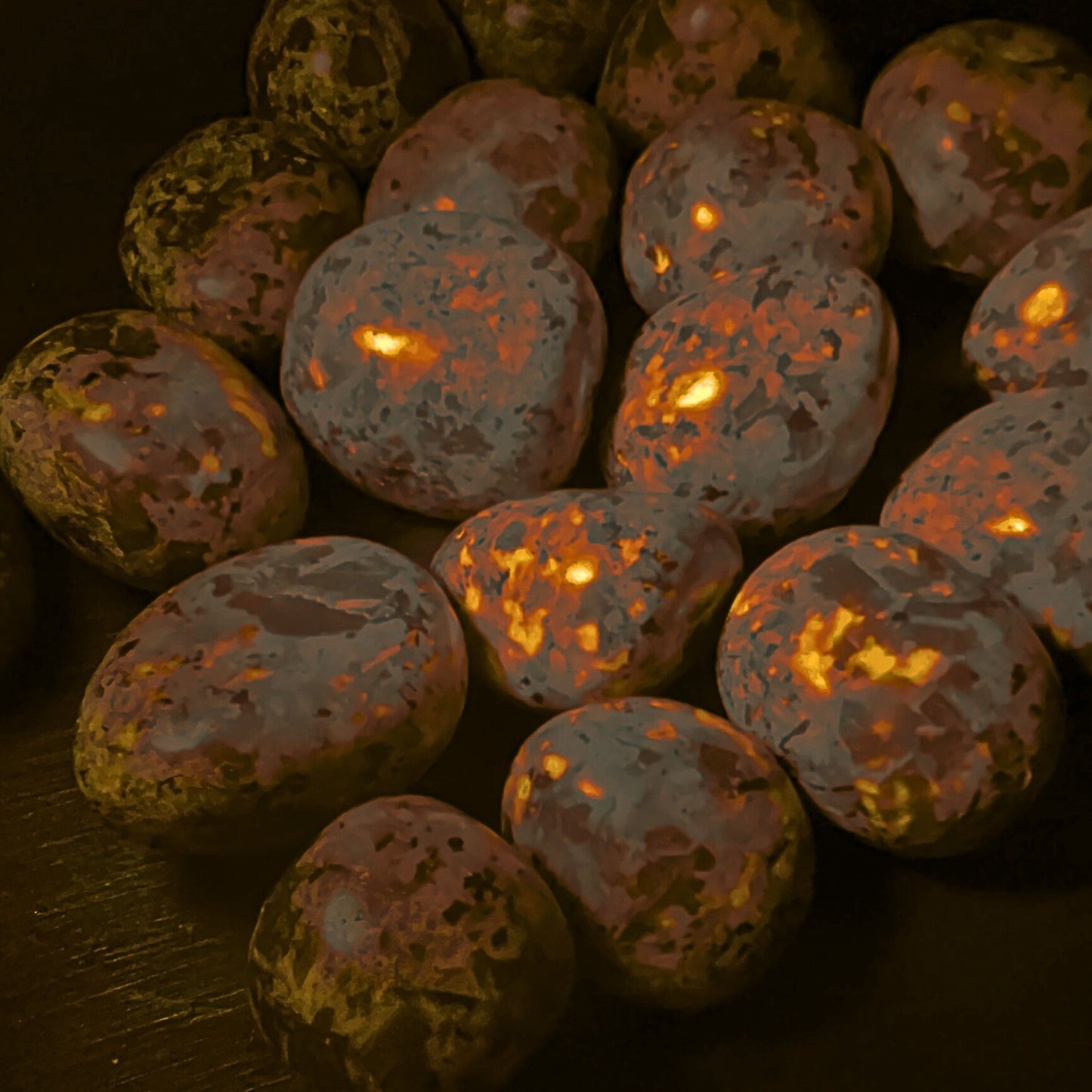 Fluoreszierender Yooperlite Taschenstein mit orangefarbenem Glühen | Happy Minerals