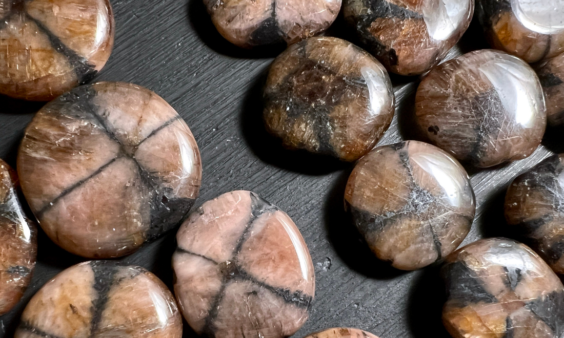 Chiastolith Taschensteine | Happy Minerals Blog