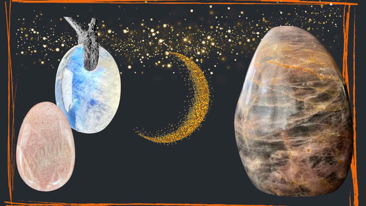 Verschiedene Mondsteine, Blauer Mondstein, Pfirsich Mondstein auf scharzem Hintergrund - Mondstein Blogbeitrag - Happy Minerals