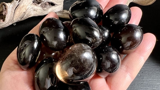 Klarer Rauchquarz | Trommelsteine in der hand | Blogbeitrag | Happy Minerals