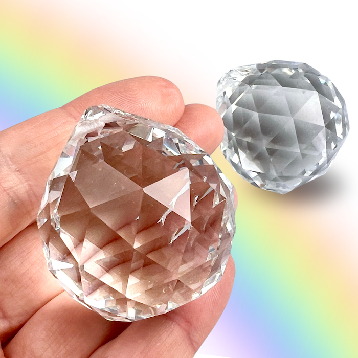 Der 4cm Glaskristall, facettiert, in der Hand als Größenvergleich.