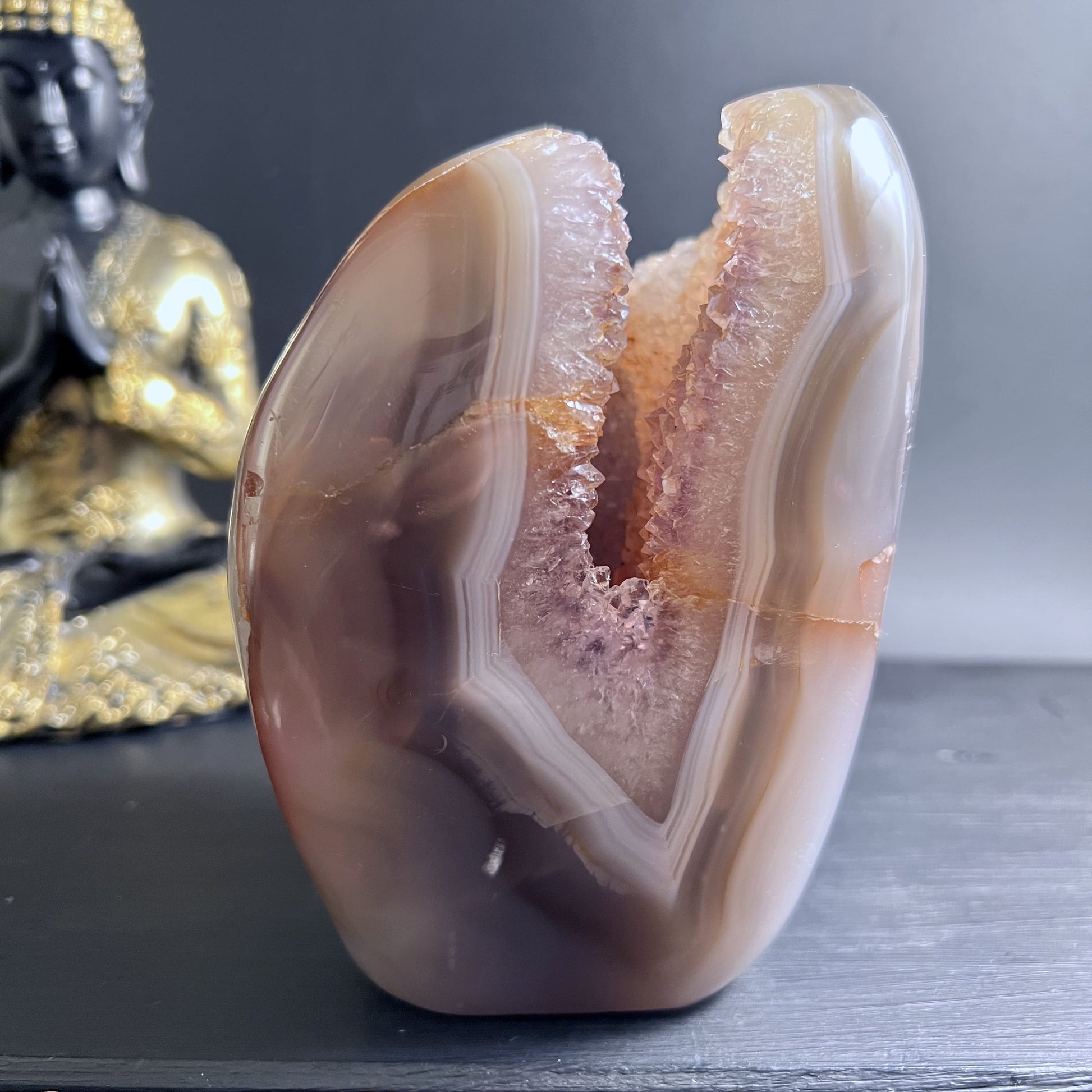 Achat-Amethyst Druse mit goldenem Limonit-Belag aus Madagaskar, freistehend und poliert | Happy Minerals
