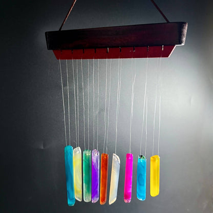 Buntes Achat Klangspiel mit 10 leuchtenden Klangstäben an Holzleiste | Fensterdeko | Happy Minerals
