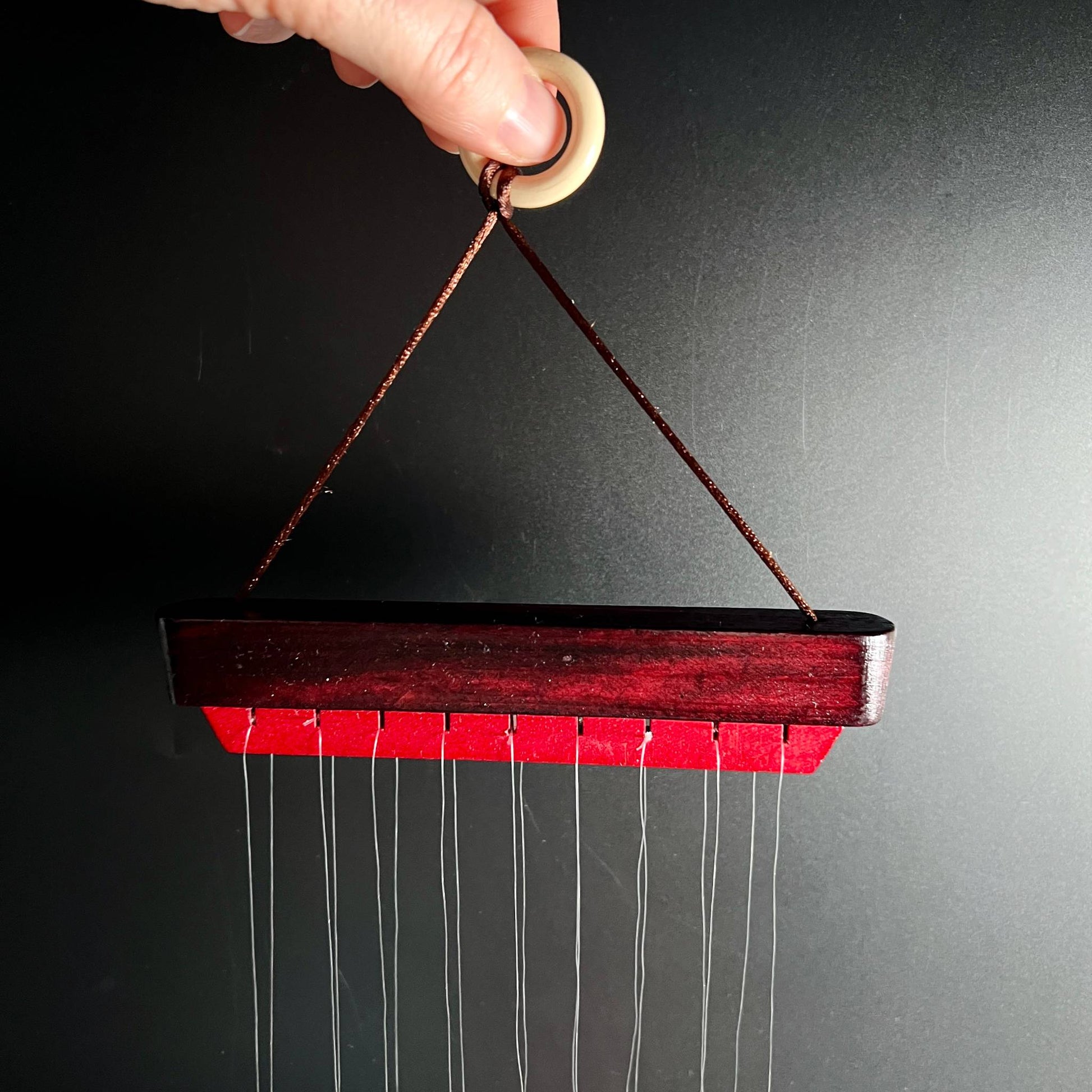 Rotbraune Holzleiste mit Kordel und Ring als Aufhängung für Achat Klangspiel | Happy Minerals
