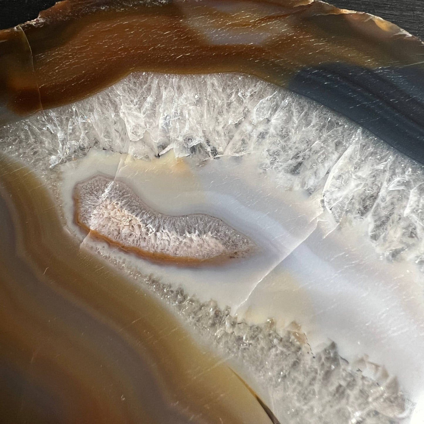 Nahaufnahme der kleinen Druzy-Inklusion und federartiger Quarzkristalle in der Achatscheibe | Happy Minerals