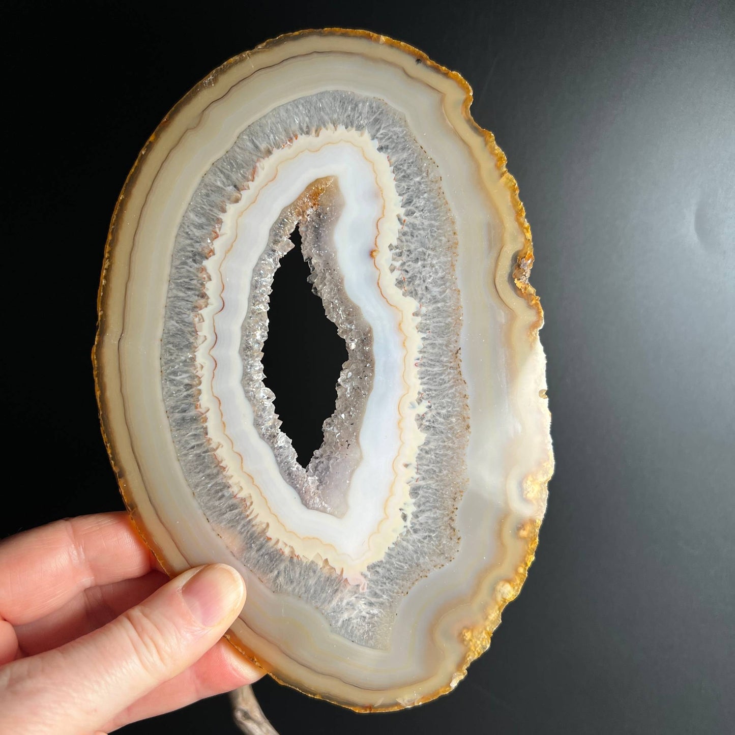Rückseite der Achatscheibe mit silbergrauen Druzy-Kristallen und zarten Bändern | Happy Minerals
