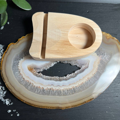 Achatscheibe flach liegend mit separatem Holzhalter von oben | Kristall Fensterdeko | Happy Minerals