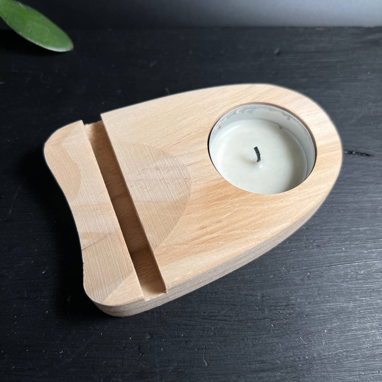 Holzhalter mit Schlitz und Teelichtfach aus Naturholz für Achatscheibe | Detail | Happy Minerals