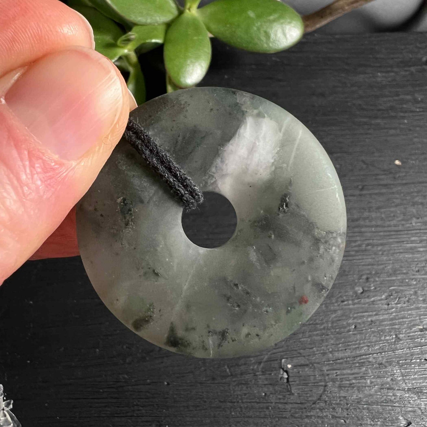 Heliotrop Donut Schmuck Anhänger | in der Hand | Happy Minerals 