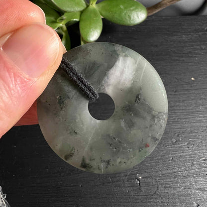 Heliotrop Donut Schmuck Anhänger | in der Hand | Happy Minerals 