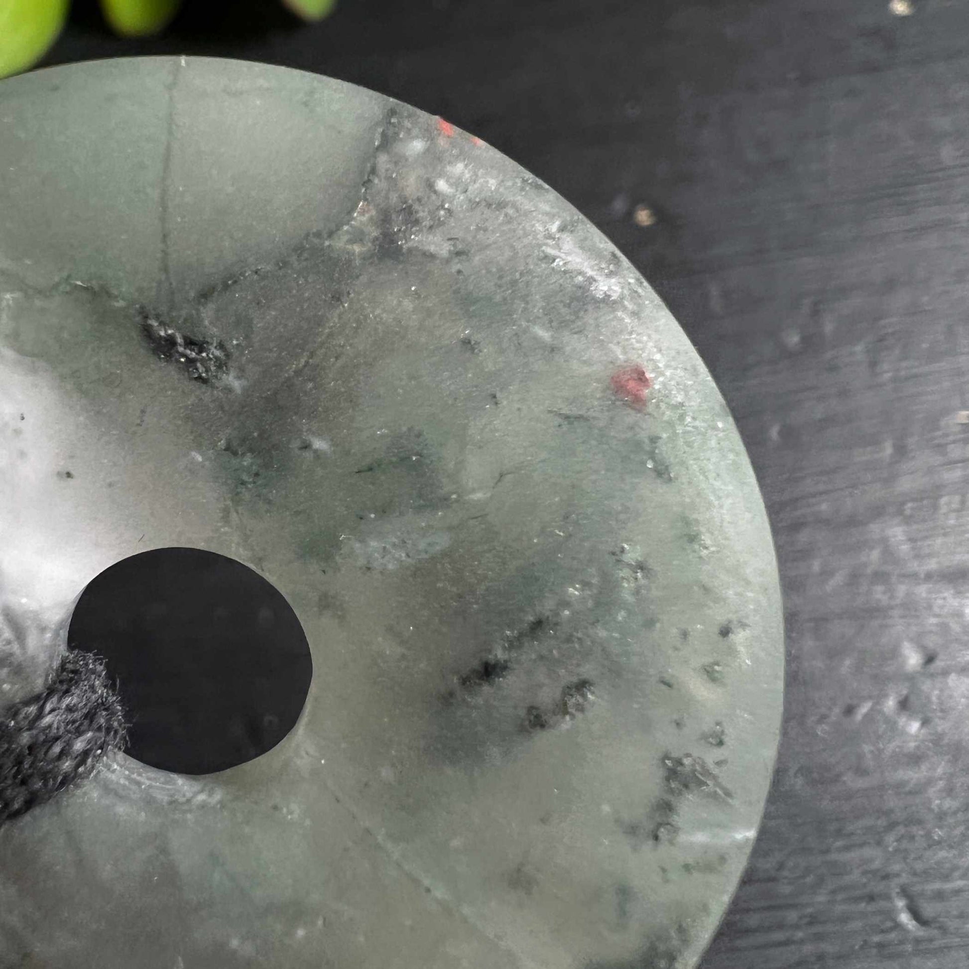 Heliotrop Donut Schmuck Anhänger | Nahaufnahme | Happy Minerals