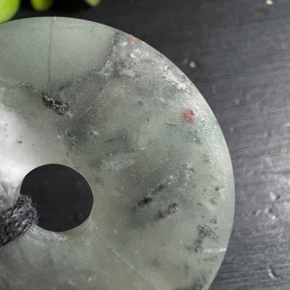 Heliotrop Donut Schmuck Anhänger | Nahaufnahme | Happy Minerals