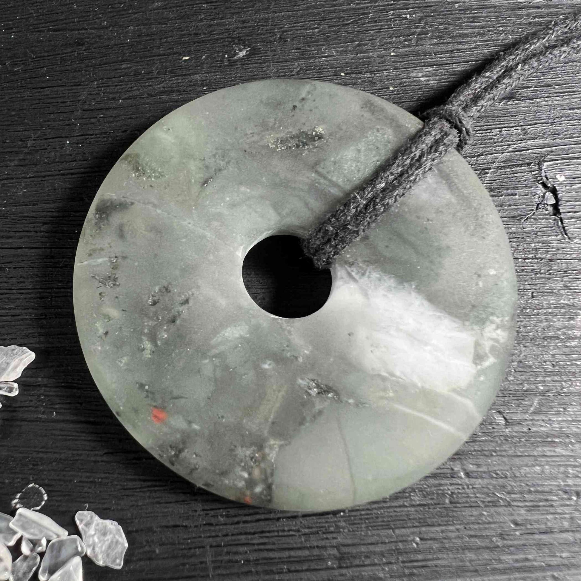 Heliotrop Donut Schmuck Anhänger aus Südafrika - mit rotem Jaspis Einschluss | Happy Minerals