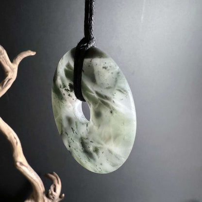 Heliotrop Donut Schmuck Anhänger aus Südafrika - seitlich mit Hintergrund Licht | Happy Minerals