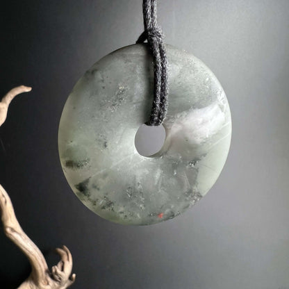Heliotrop Donut Schmuck Anhänger aus Südafrika - Schützende Energie, die du auf deiner Haut tragen kannst | Happy Minerals