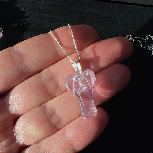 Amethyst Engel Anhänger, in der Hand | Happy Minerals