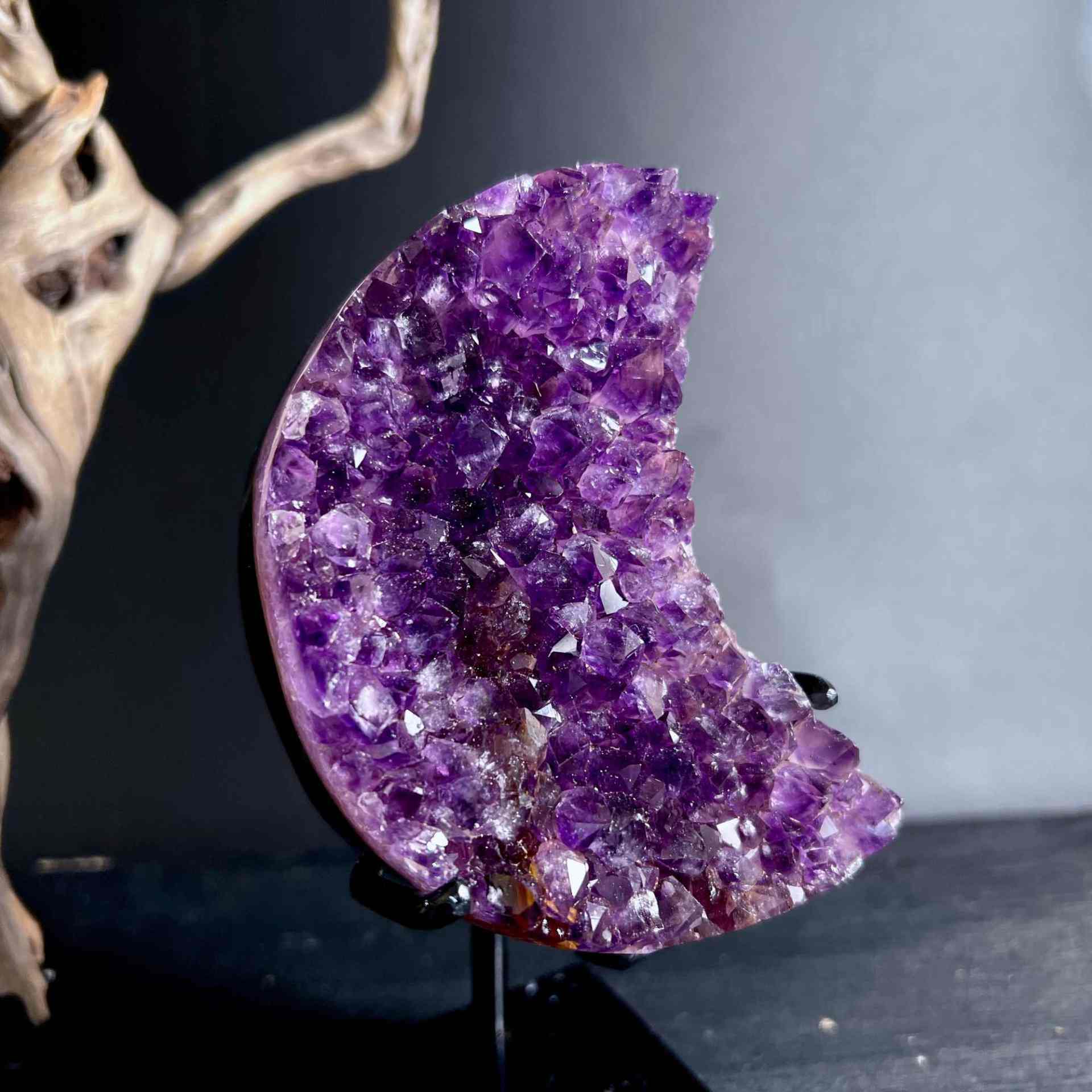 Amethyst Mond aus Uruguay auf Metall Ständer | Happy Minerals