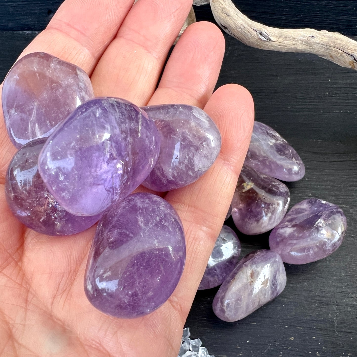 Ametrin Trommelsteine aus Bolivien in der Hand | Happy Minerals