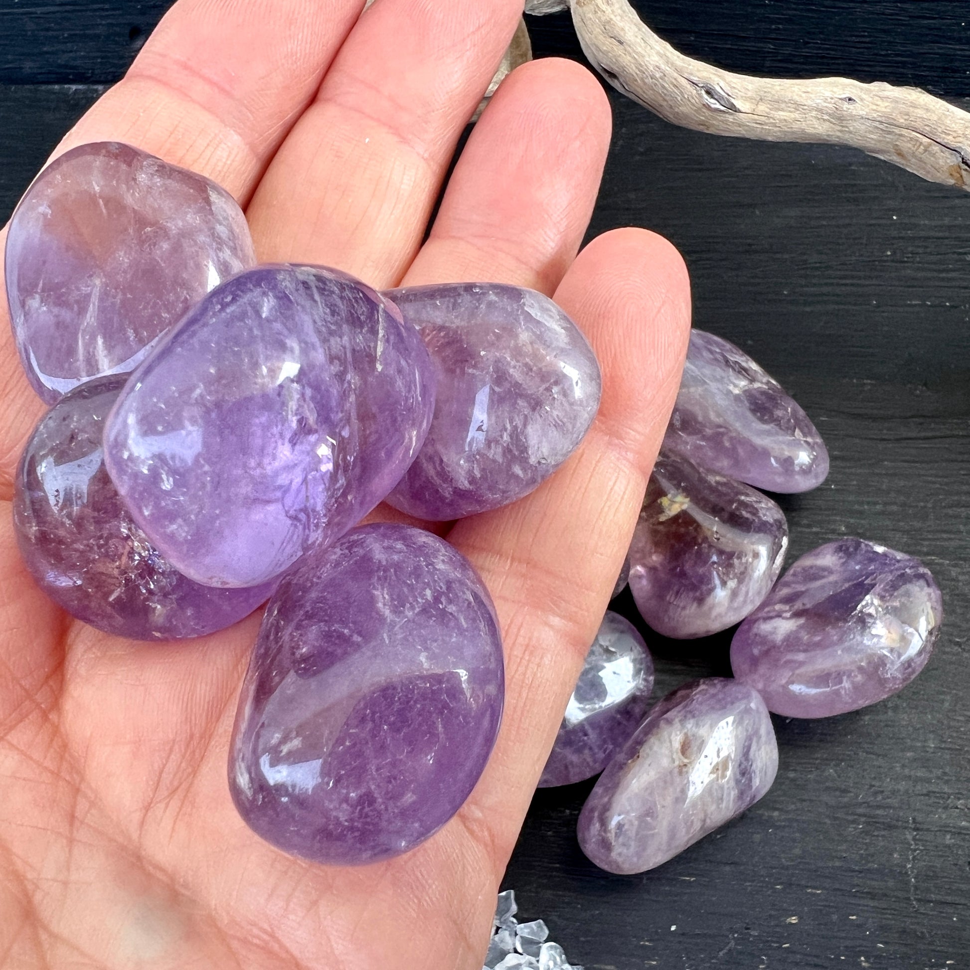 Ametrin Trommelsteine aus Bolivien in der Hand | Happy Minerals