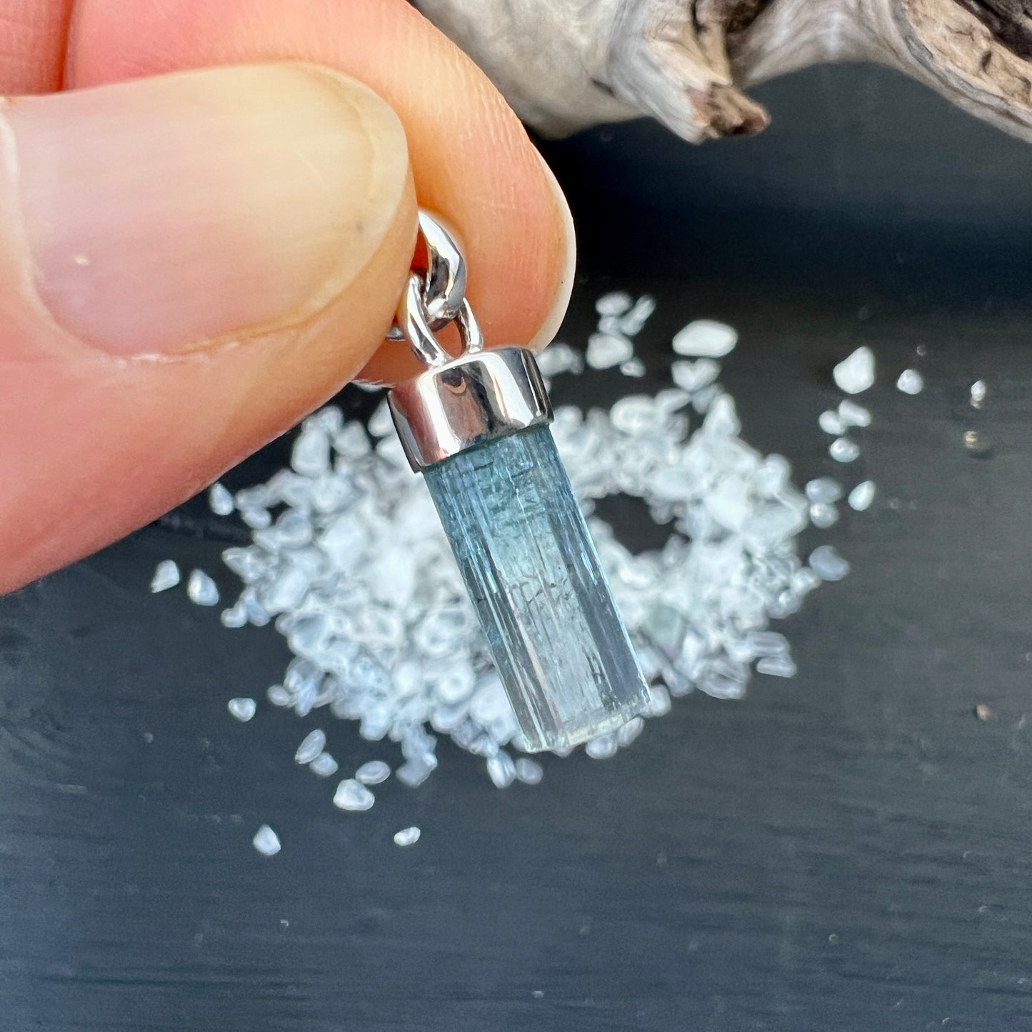 Aquamarin Anhänger aus Namibia. Natürliche Spitze – ungeschliffen, kraftvoll und roh belassen – eingefasst in 925er Silber. | Happy Minerals