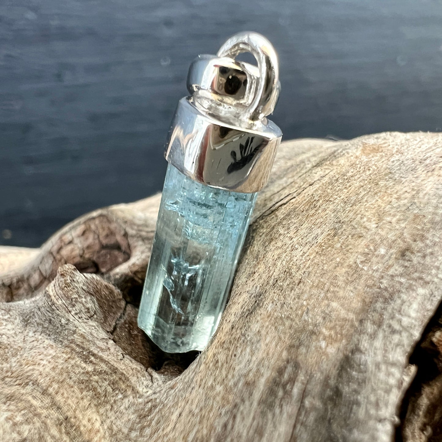 Aquamarin Anhänger aus Namibia. Natürliche Spitze – ungeschliffen, kraftvoll und roh belassen – in 925er Silber. | Happy Minerals
