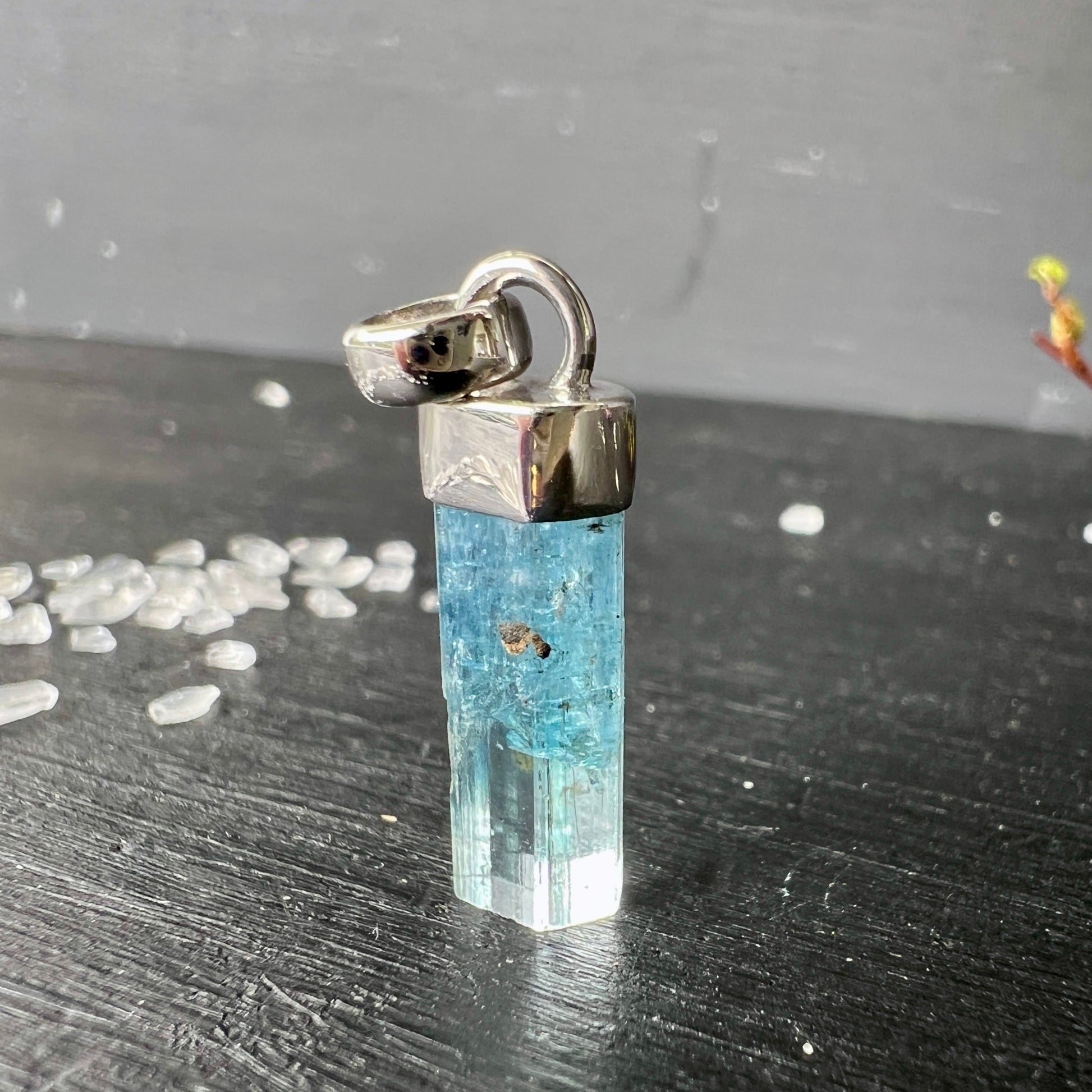 Aquamarin Anhänger hochkant mit natürlicher Kristallform und Edelmetallöse | Happy Minerals