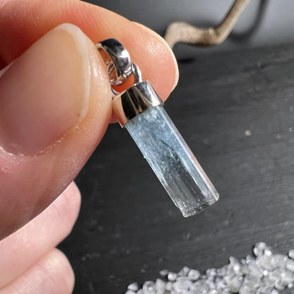 Roher Aquamarin Anhänger mit natürlicher Spitze in der Hand gehalten| Happy Minerals