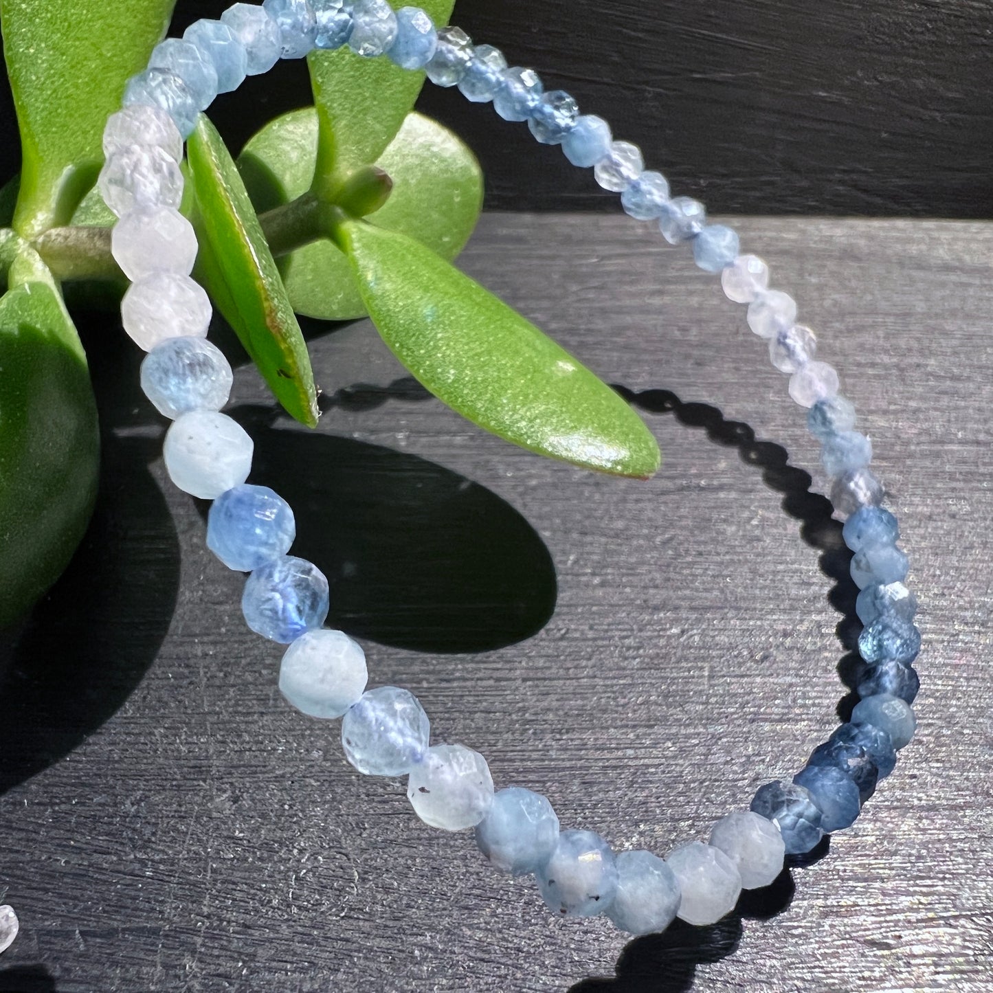 Aquamarin Armband, gefertigt aus facettierten 4mm Aquamarin-Perlen. Mit einer Länge ca. 19cm | Happy Minerals