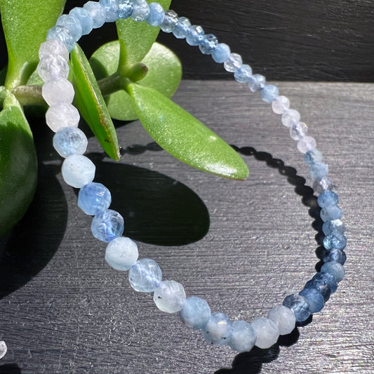 Aquamarin Armband, gefertigt aus facettierten 4mm Aquamarin-Perlen. Mit einer Länge ca. 19cm | Happy Minerals