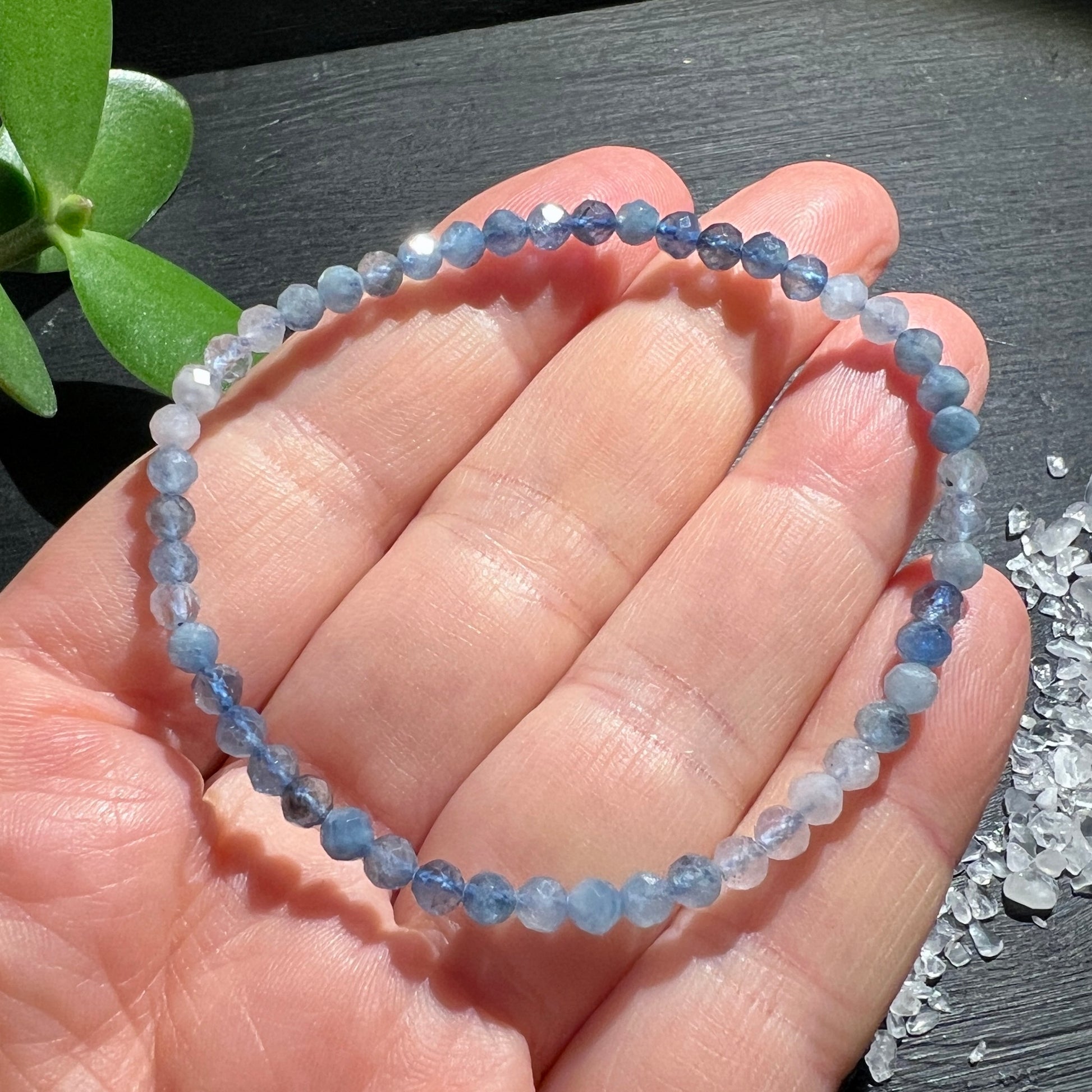 Aquamarin Armband, gefertigt aus facettierten 4mm Aquamarin-Perlen. Mit einer Länge von ca. 19cm | Happy Minerals