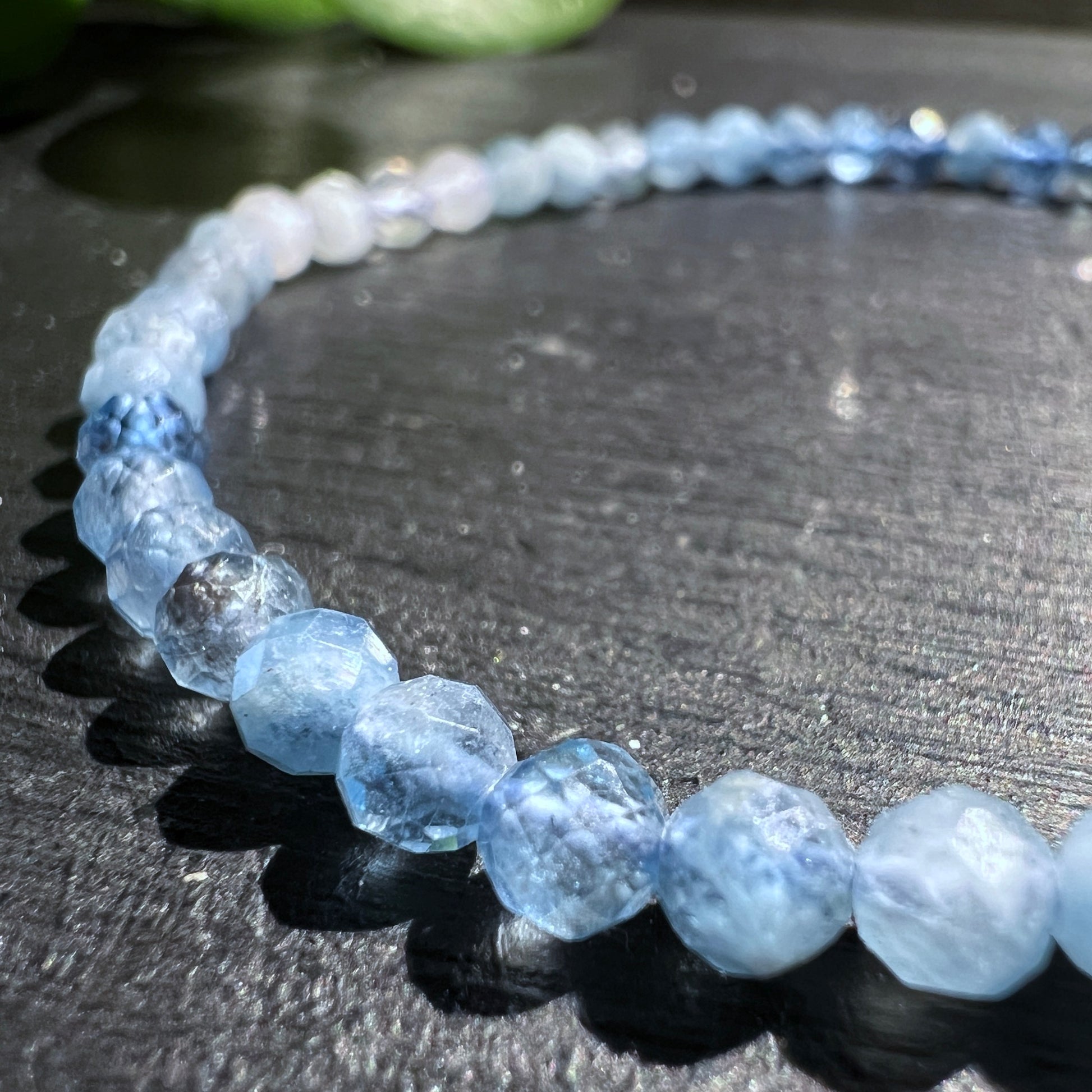 Aquamarin Armband, gefertigt aus wunderschönen, facettierten 4mm Aquamarin-Perlen. Mit einer Länge von ca. 19cm | Happy Minerals