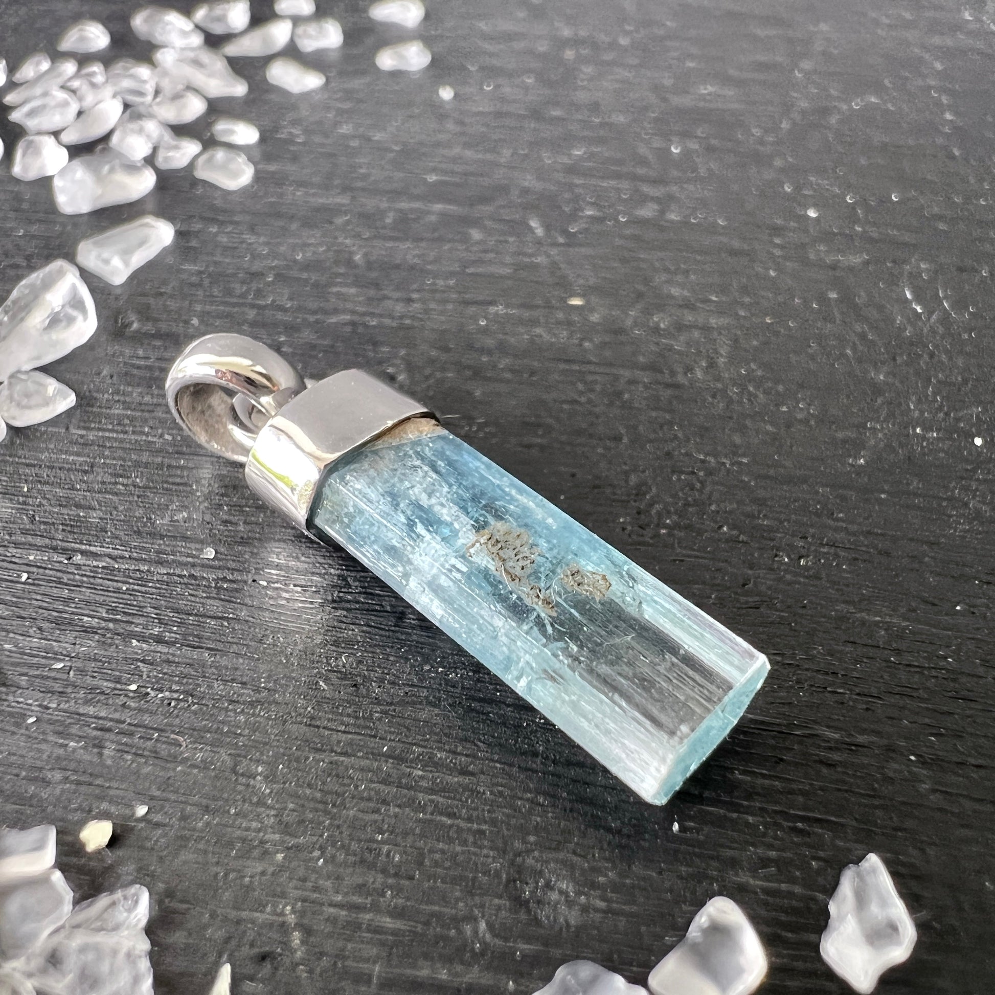 Aquamarin Kristallanhänger roh mit Naturspitze aus Namibia, edle Silberfassung | Happy Minerals