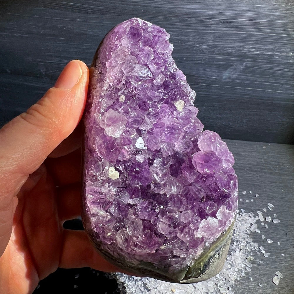 Beeindruckender Uruguay Amethyst, der an den Kanten perfekt poliert ist. | Happy Minerals