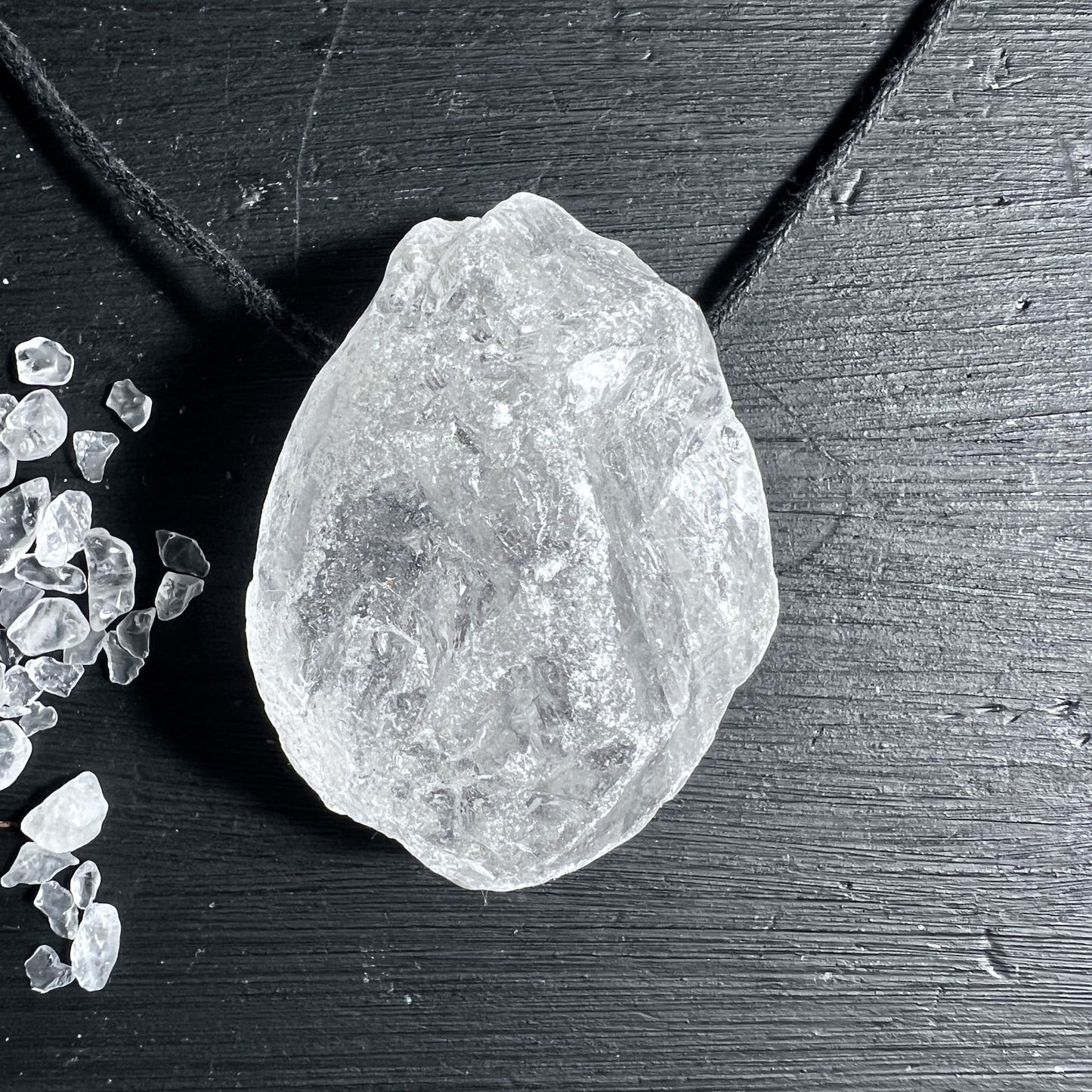 Großer Bergkristallanhänger, roh und gebohrt. Mit verstellbarem Band | Happy Minerals