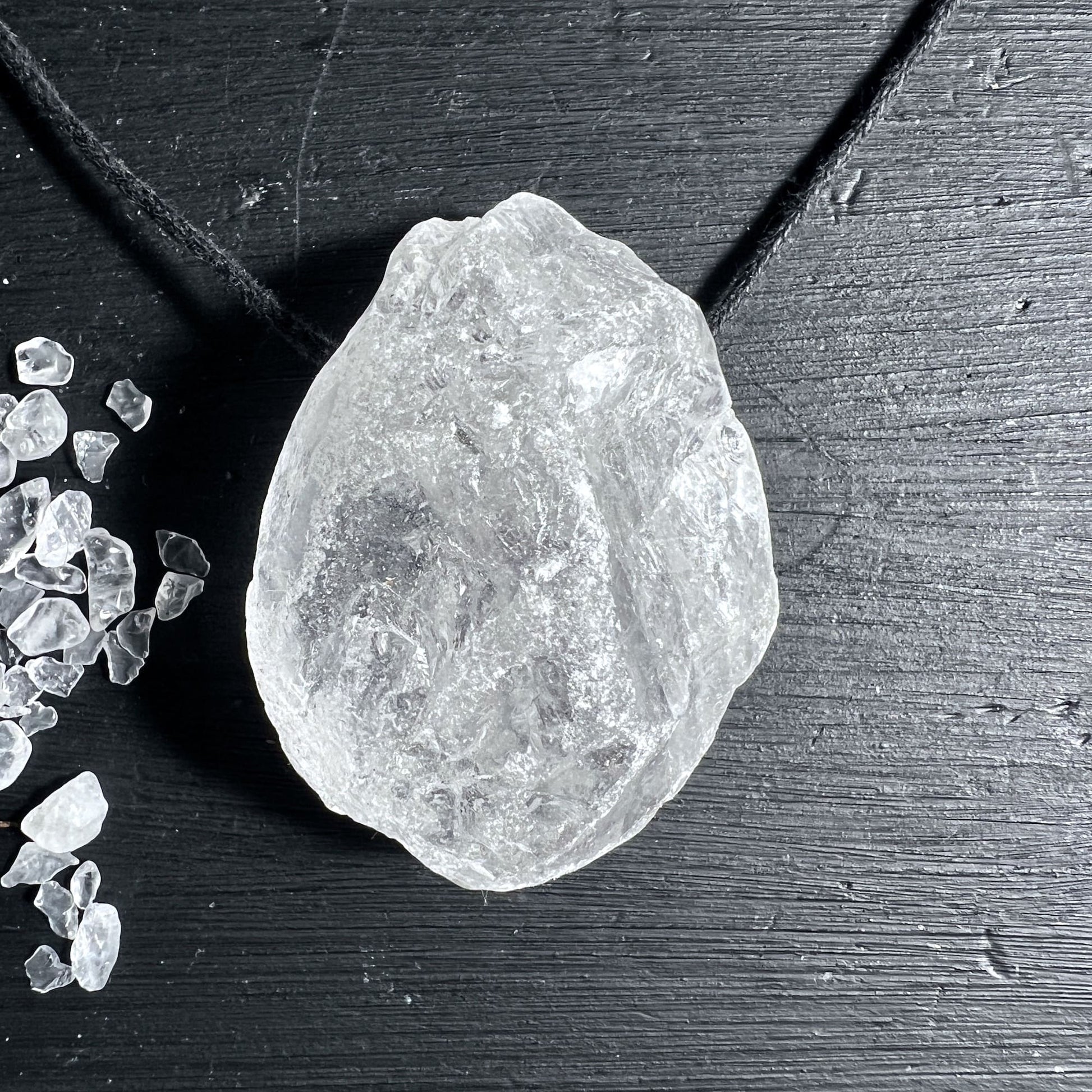 Großer Bergkristallanhänger, roh und gebohrt. Mit verstellbarem Band | Happy Minerals