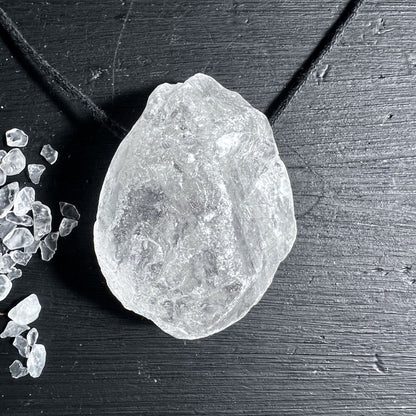 Großer Bergkristallanhänger, roh und gebohrt. Mit verstellbarem Band | Happy Minerals